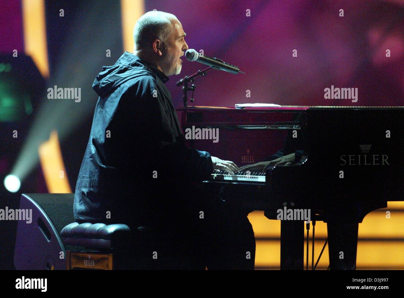 dpa) - Peter Gabriel, a former member of the pop group Genesis, performs  during the '50 years of Rock' television show in Hanover, Germany, 17 April  2004. National and international rock legends