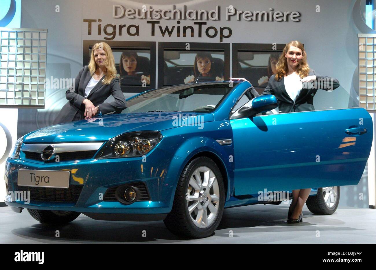 (dpa) - Two models present the new Opel 'Tigra TwinTop' at the Auto Mobile International (AMI) in Leipzig, Germany, 16 April 2004. The fair runs from 17 April to 25 April 2004. Stock Photo