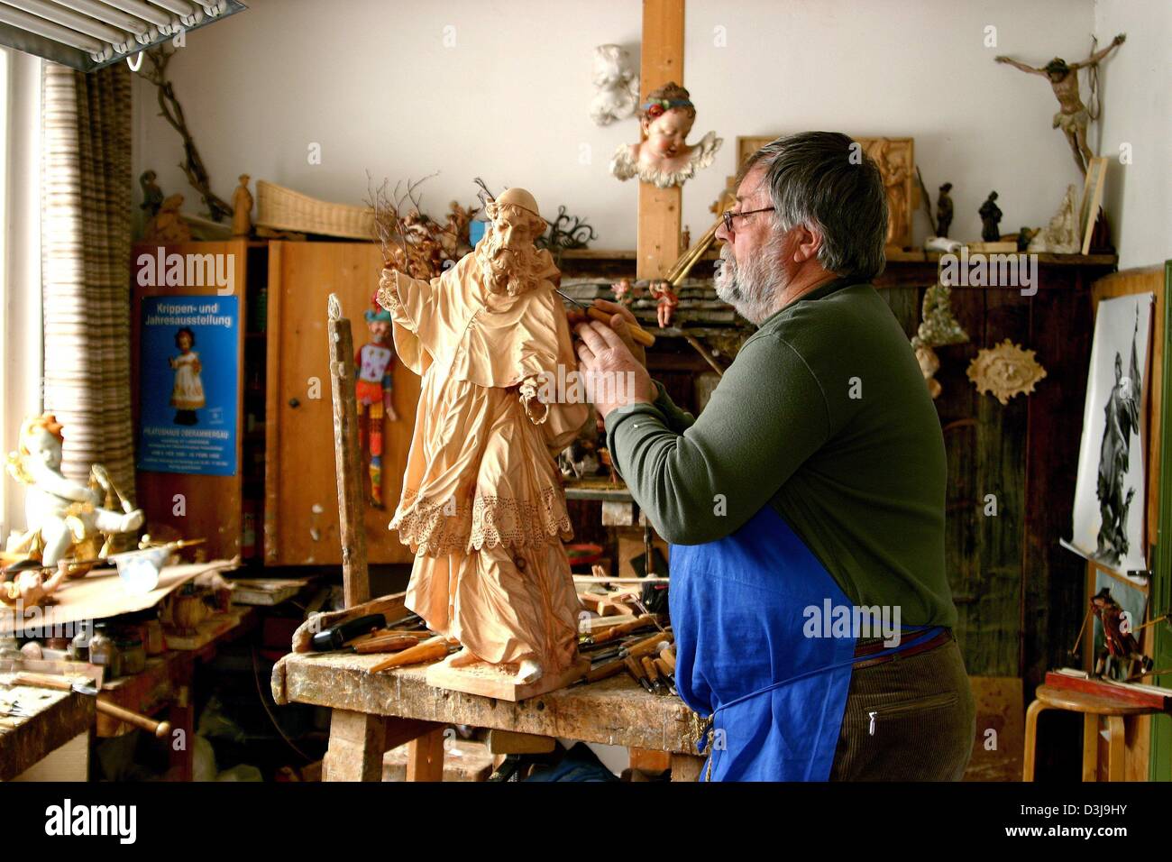 (dpa) German wood carver and Fassmaler Anton Neu works on a Stock