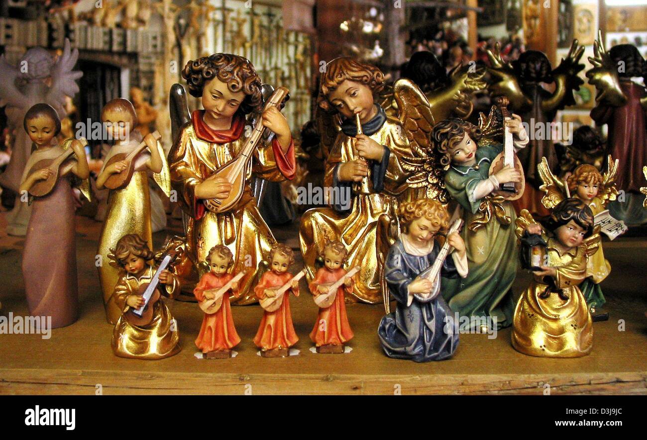 (dpa) Religious themed wood carvings in a in Oberammergau