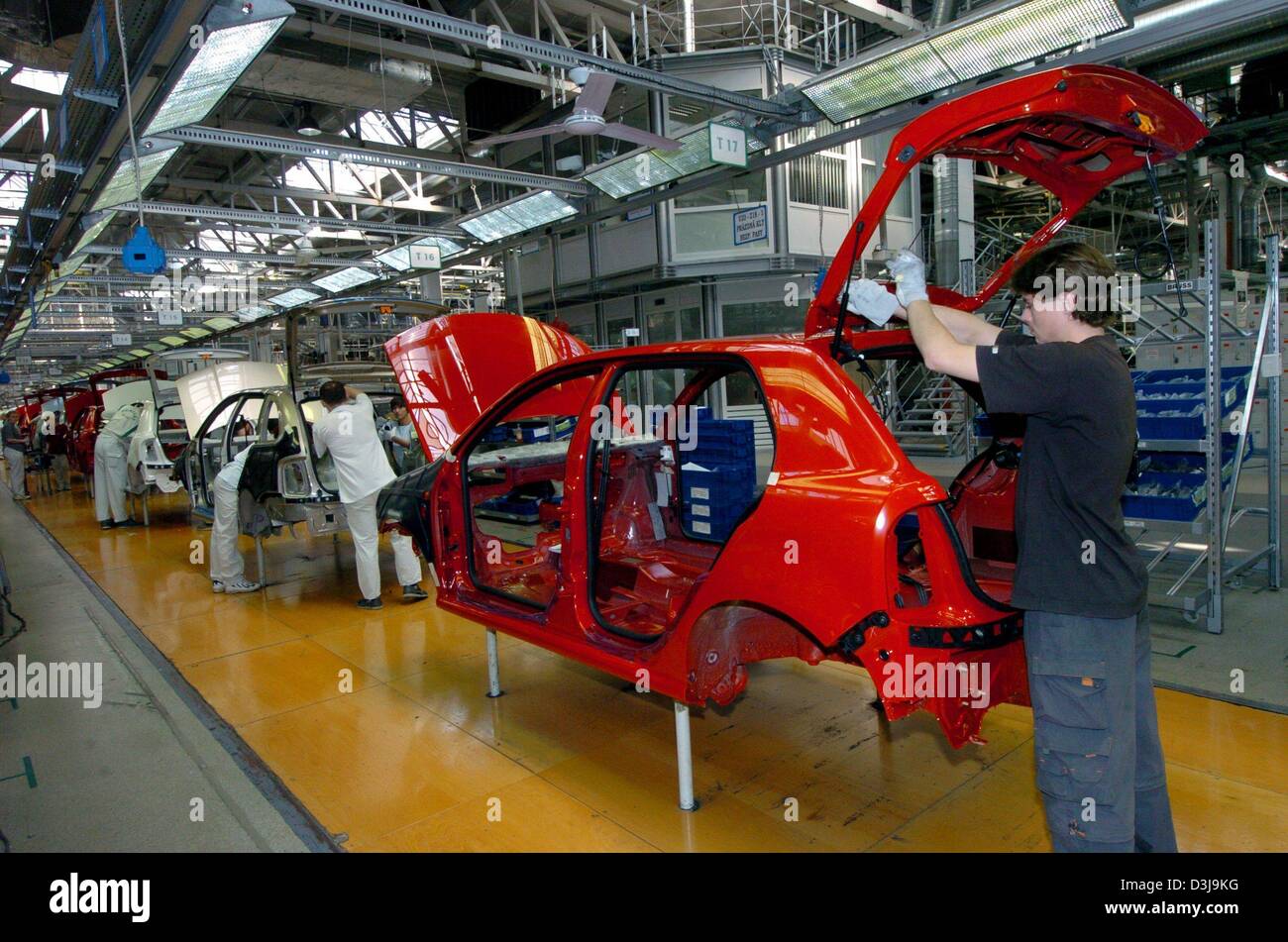 (dpa) - View of the assembly line at the Skoda assembly plant in Mlada ...