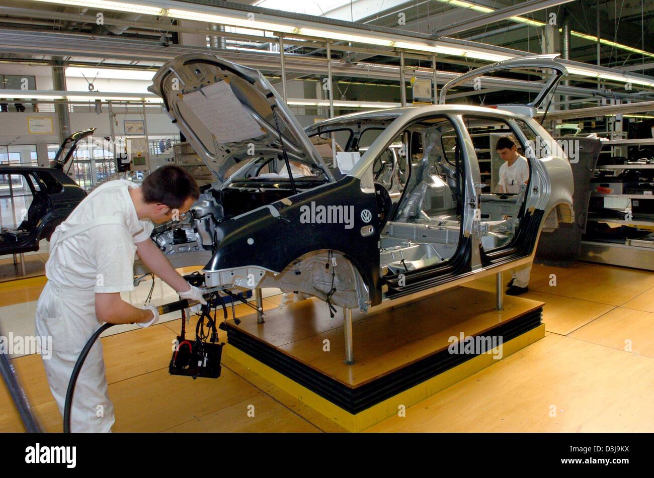 dpa) - View of a car on the assembly line of the Volkswagen (VW) Slovakia  plant near Bratislava, Slovakia, 30 March 2004. Approximately 281,160  Touareg, Golf, Polo and Seat Ibiza models were