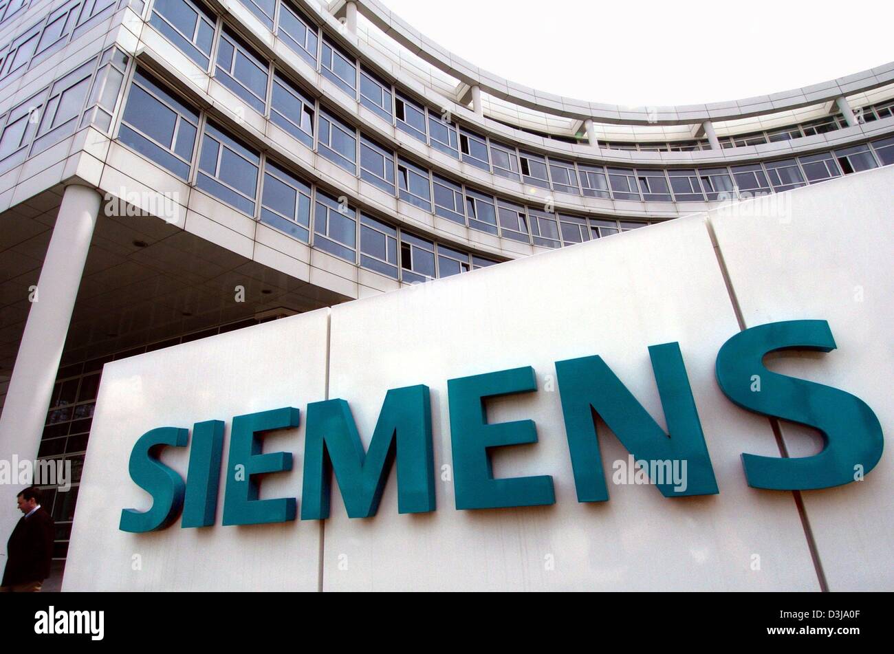 dpa) - A view at the headquarter of Siemens AG, German electronics and  technology company, with the writing 'SIEMENS' on it in Munich, Germany, 2  April 2004. Siemens is currently examining the