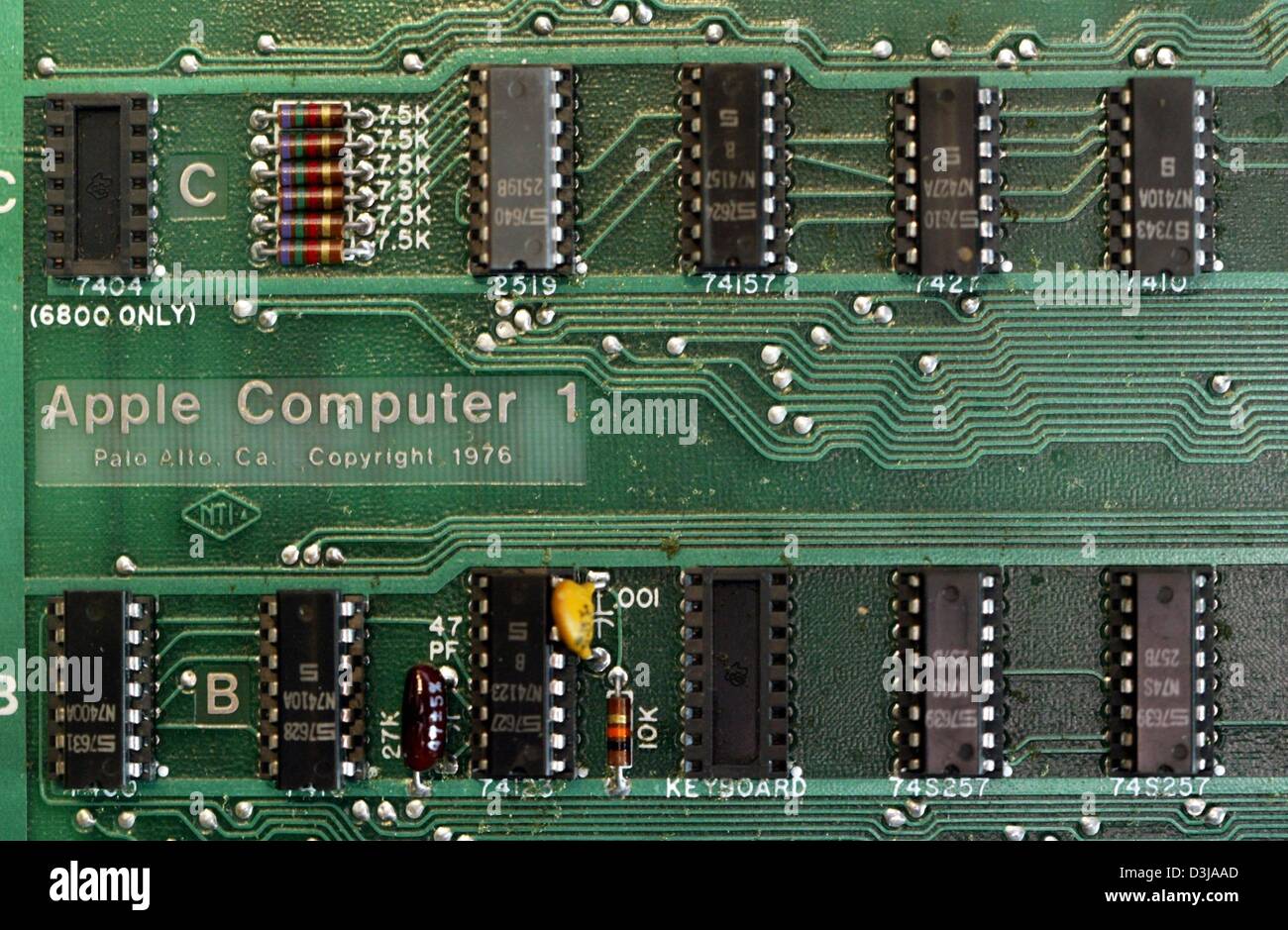 dpa) - A view of the motherboard of the first ever Apple computer 'Apple I'  from 1976 at the Heinz Nixdorf Museum in Paderborn, Germany, 14 January  2004 Stock Photo - Alamy