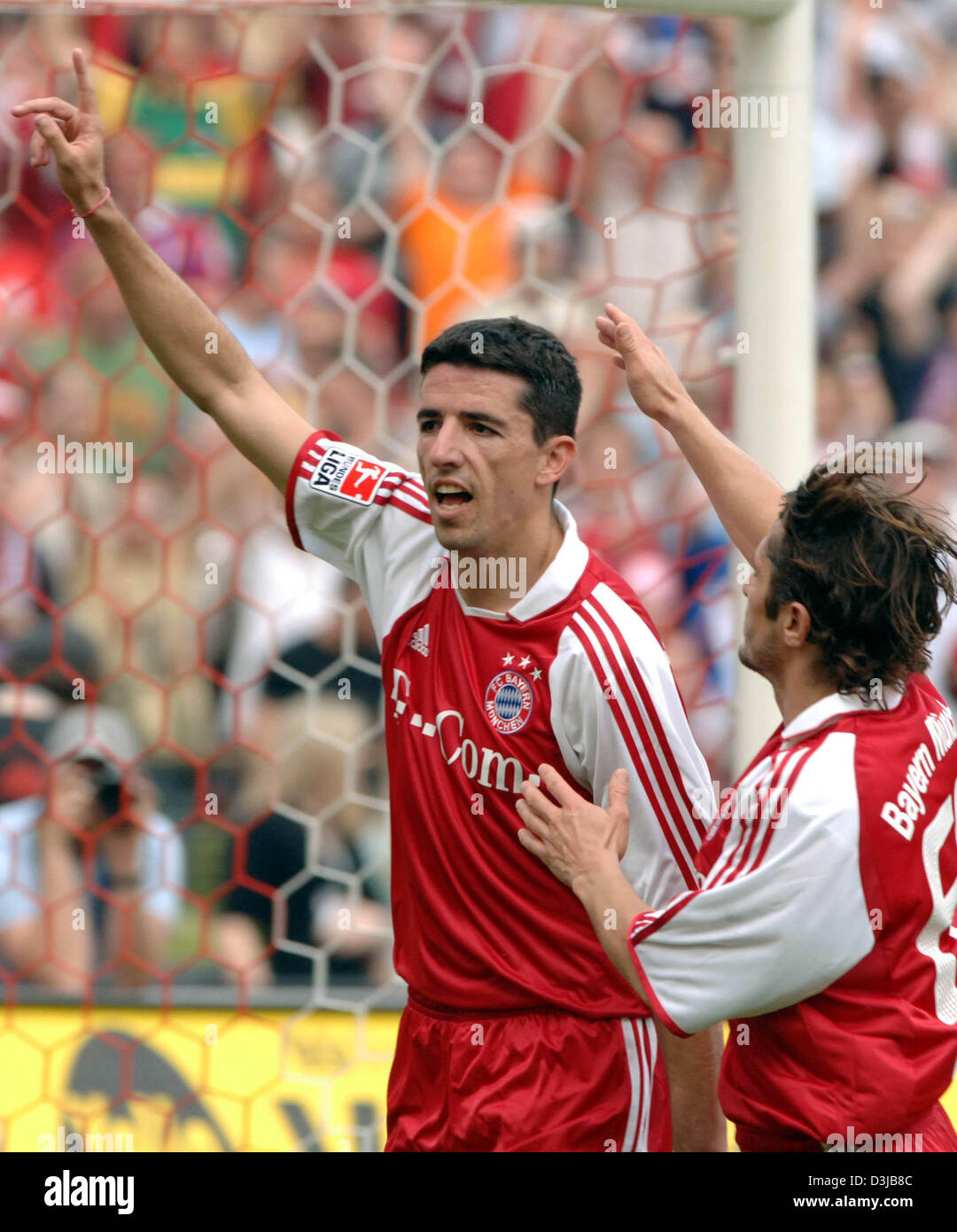 (dpa) - FC Bayern Munich's Roy Makaay celebrates his second goal of the day with teammate Bixente Lizarazua (from L-R) during the German Bundesliga match against 1. FC Nuremberg at the Olympic stadium in Munich,  Germany, 14 May 2005. Stock Photo