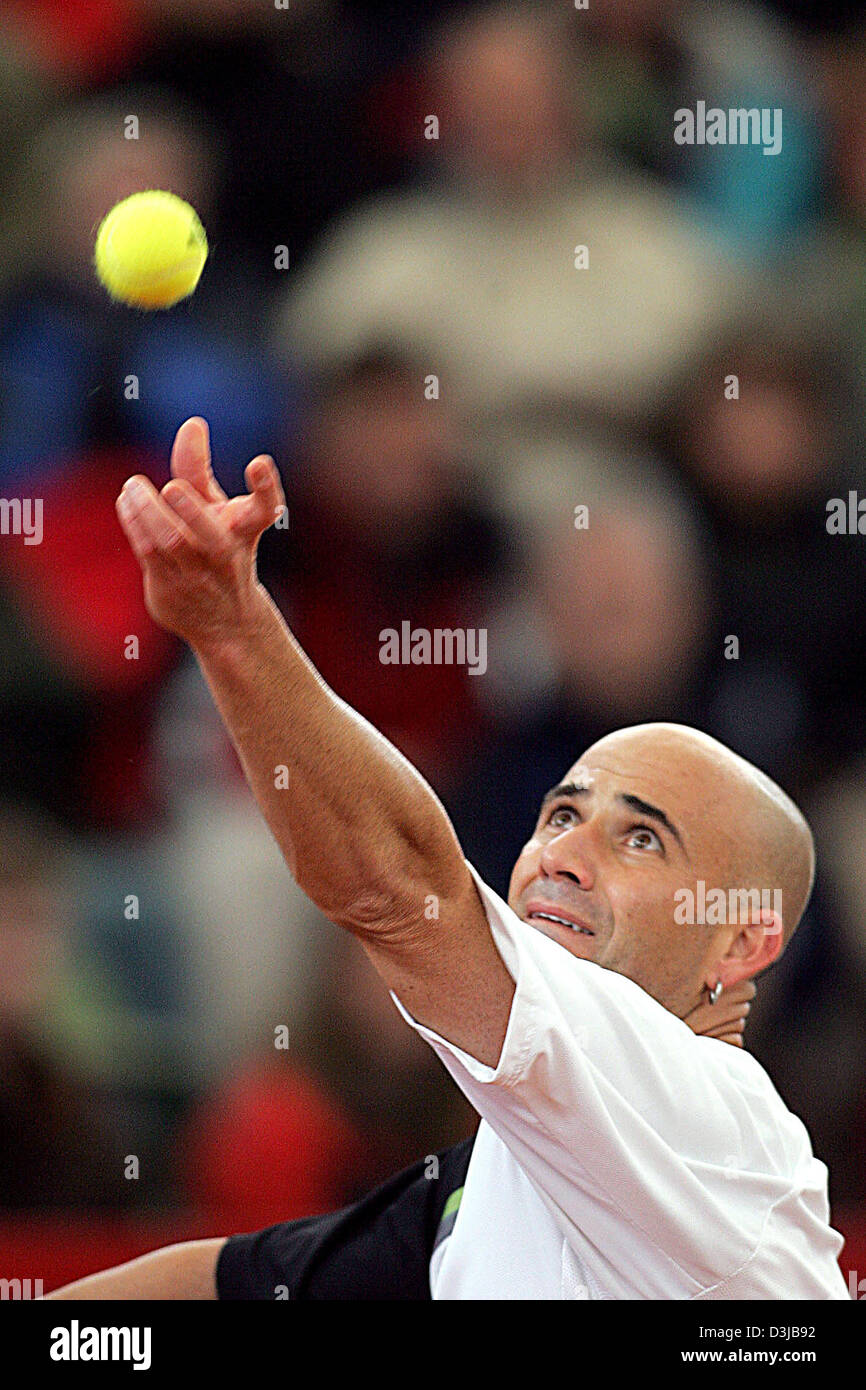 (dpa) - US American tennis pro Andre Agassi serves the ball during his first round match against Spanish Feliciano Lopez at the ATP Masters in Hamburg, Germany, 10 May 2005. Agassi lost against the unseeded Spaniard 6-2, 7-6 (7-5). Stock Photo
