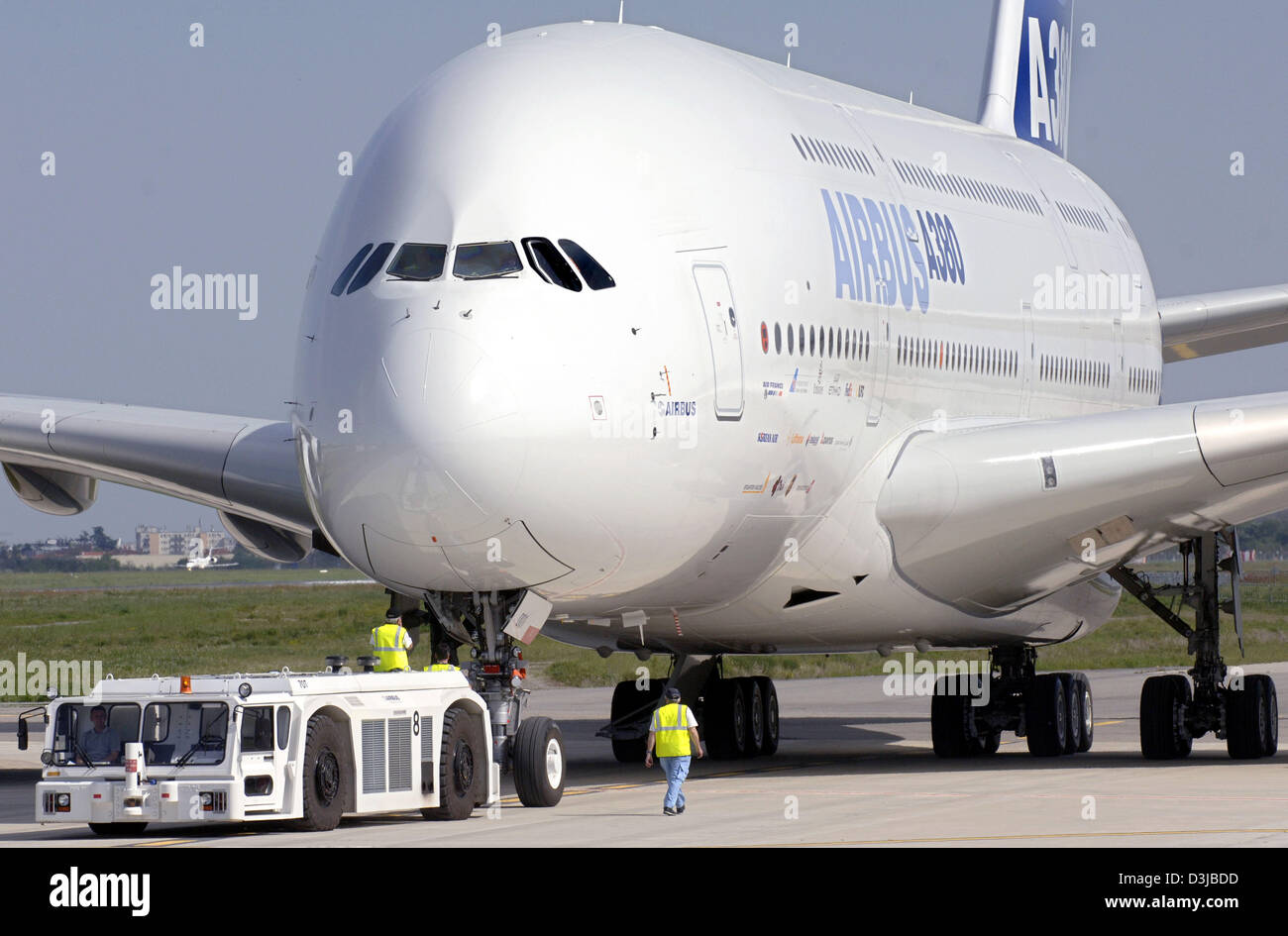 (dpa) - After its successful maiden flight the prototype of the Airbus