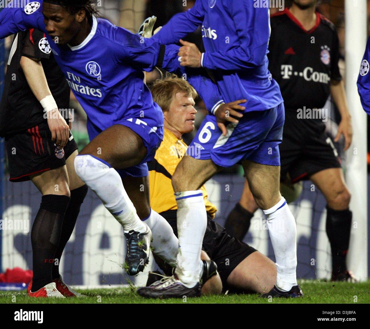 Dpa Bayern Munich S Goalie Oliver Kahn Yellow Jersey Kneels On Stock Photo Alamy