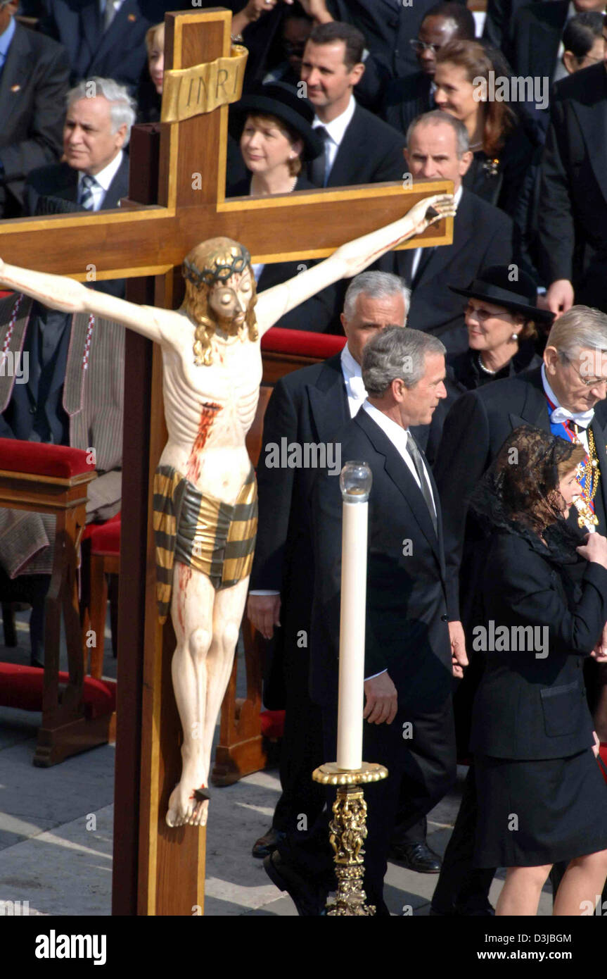 (dpa) - US President George W. Bush walks together with is wife Laura (R) past a crucifix at the start of the funeral service for Pope John Paul II at Saint Peter's Square in the Vatican, Vatican City State, 8 April 2005. Among the guests are more than 200 state and government leaders from all over the world. The Pope died at the age of 84 last Saturday. Stock Photo