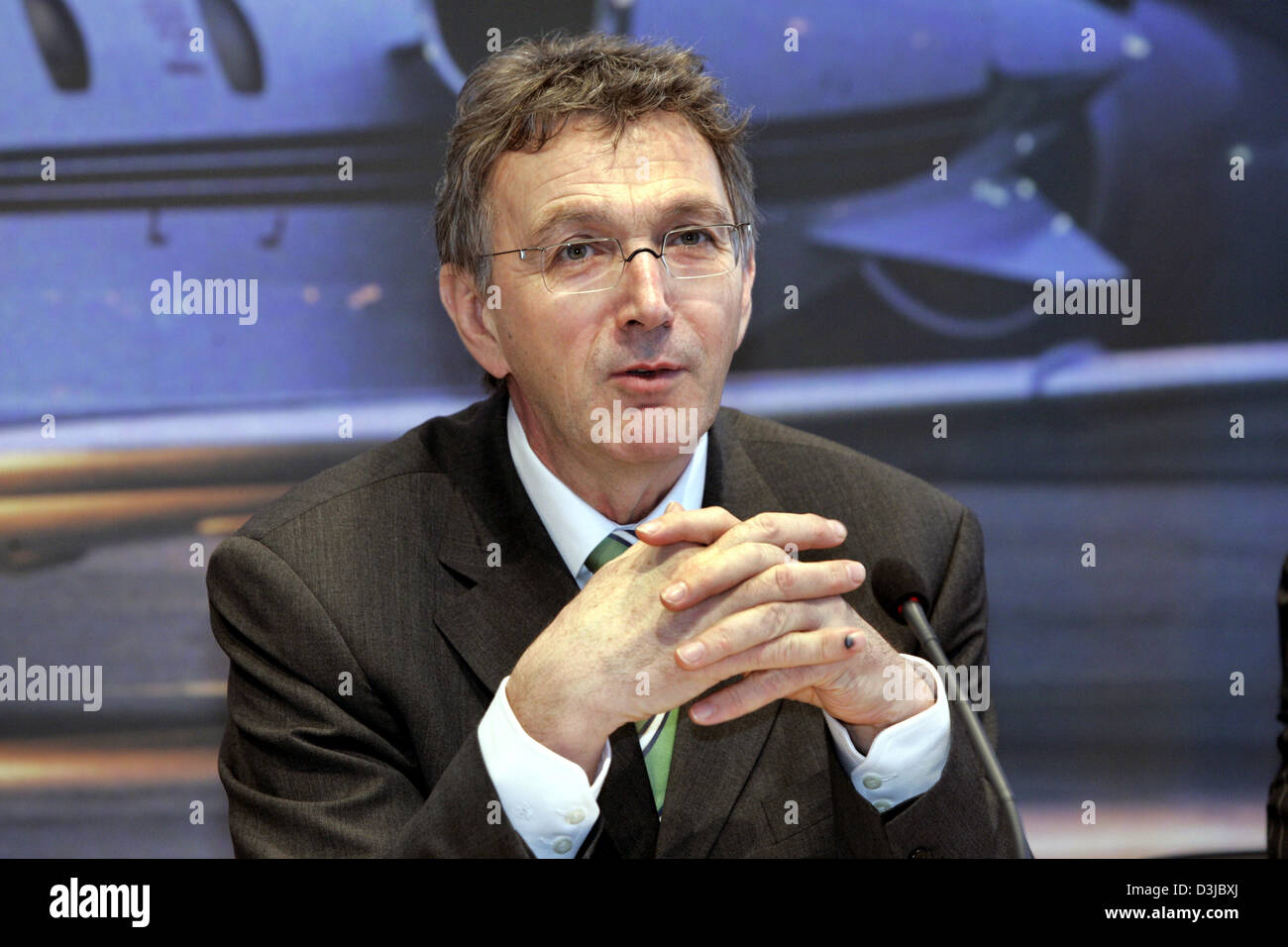(dpa) - Wolfgang Mayrhuber, Chairman of Deutsche Lufthansa AG, pictured during a press conference in Munich, Germany, 09 March 2005. Stock Photo