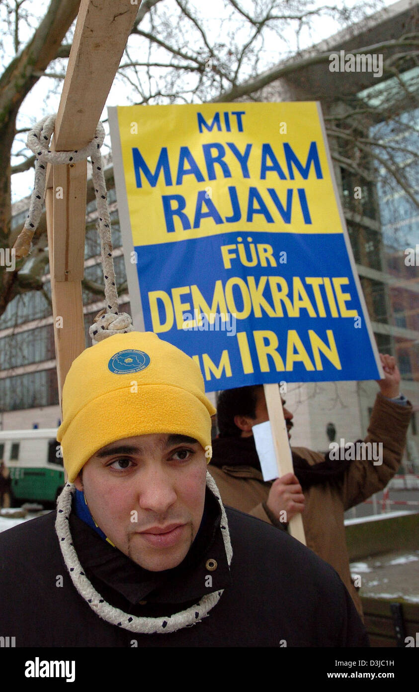 (dpa) - Members of the 'Nationale Widerstandsrat Iran' (national resistance council of Iran) protest with ropes (L) and posters in front of the Foreign Office in Berlin, Germany, 16 February 2005. Numerous Iranians protested against the human rights violations and the nuclear armament in Iran, on the occasion of the visit of Iran's Foreign Minister Charrasi in Berlin. Stock Photo