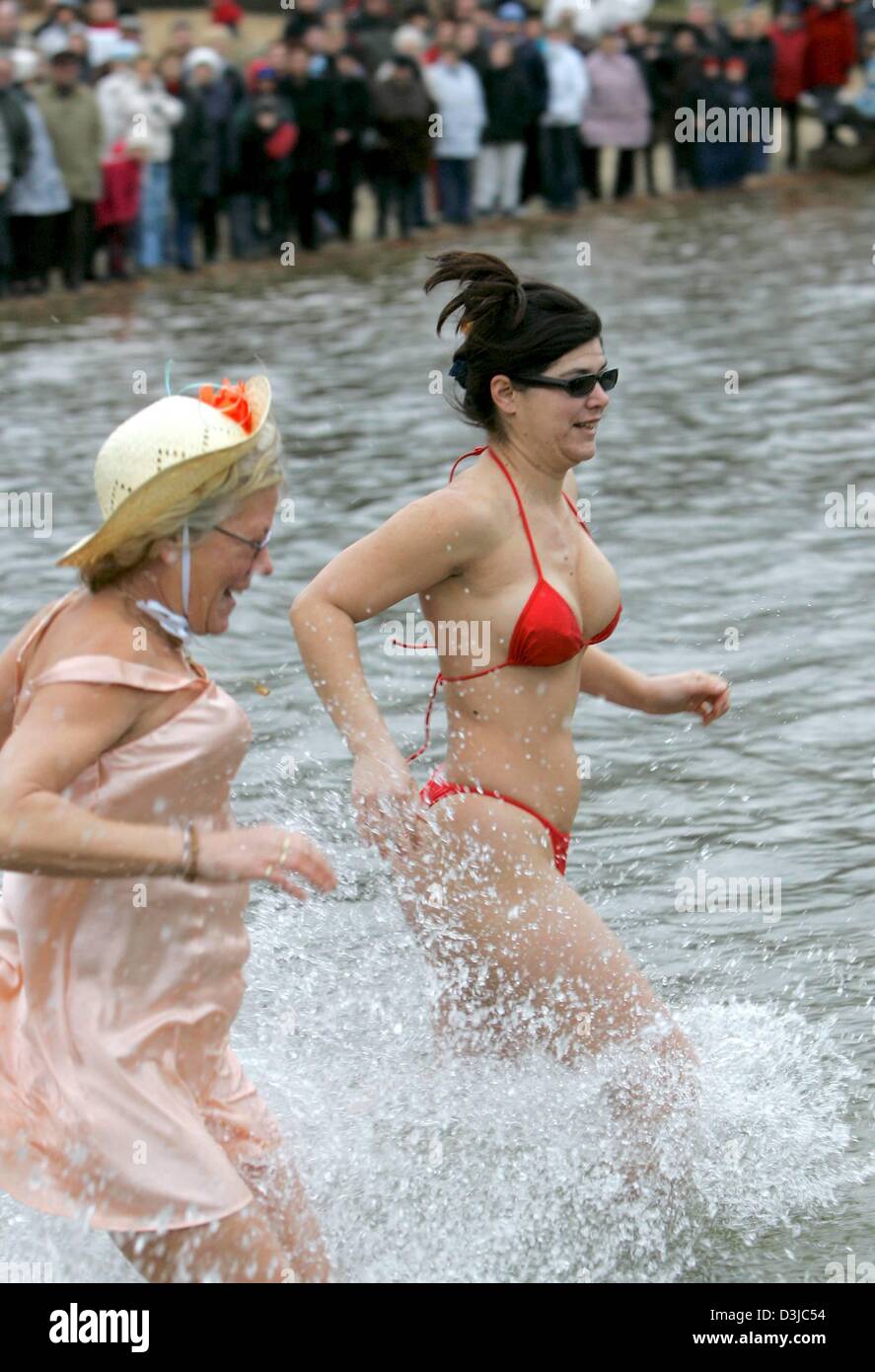 (dpa) - Women clad with costumes and bikinis from Rostock, Germany, run into the Oranke lake in Berlin, Germany, 8 January 2005. The 'Berliner Seehunde' (Berlin seals) club invited clubs from allover Germany to Germany's capital for the traditional winter swimming. Stock Photo