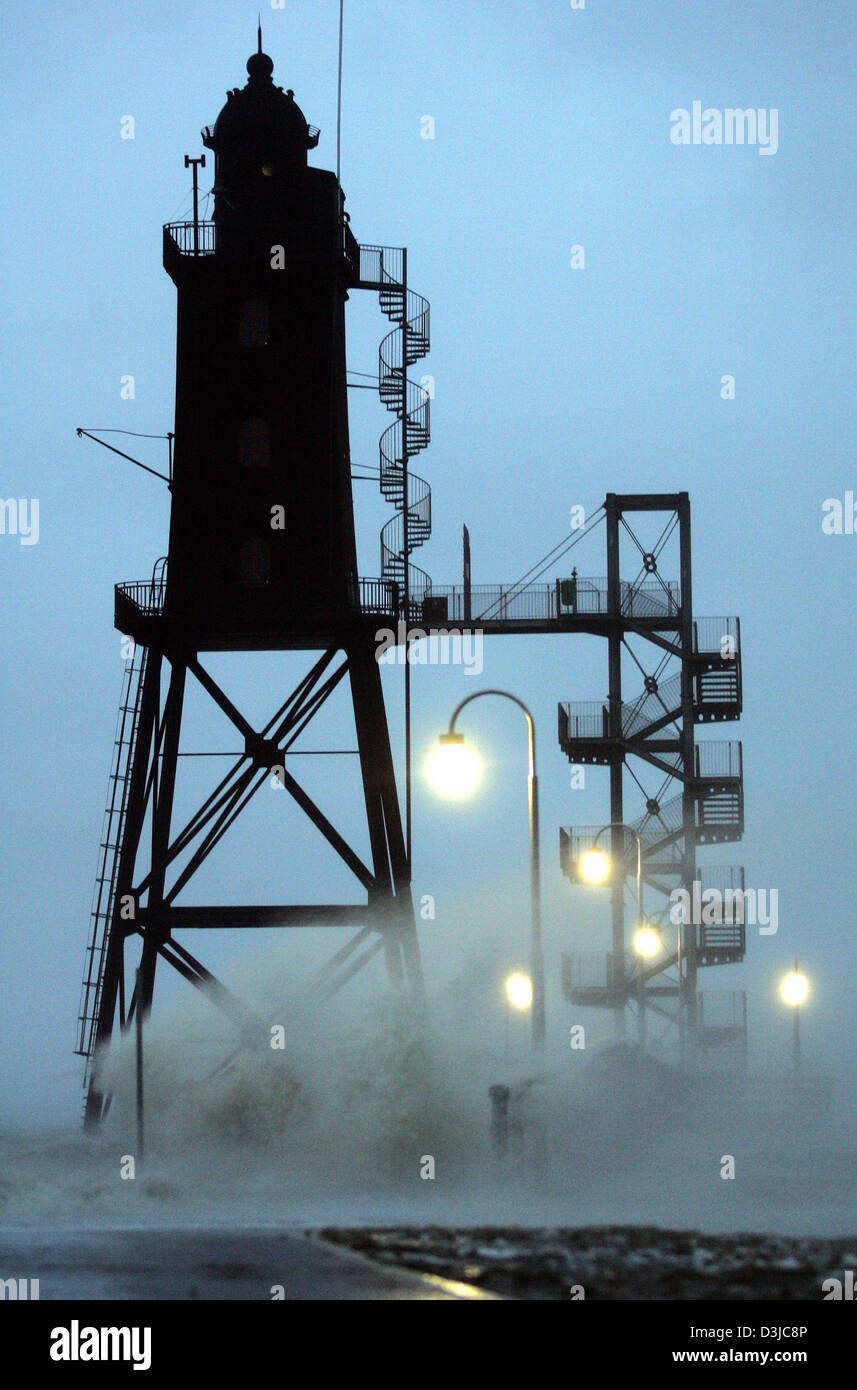 (dpa) - Strong gusts of wind smash against the jetty of the lightouse museum near Dorum, Germany, 12 February 2005. Stock Photo