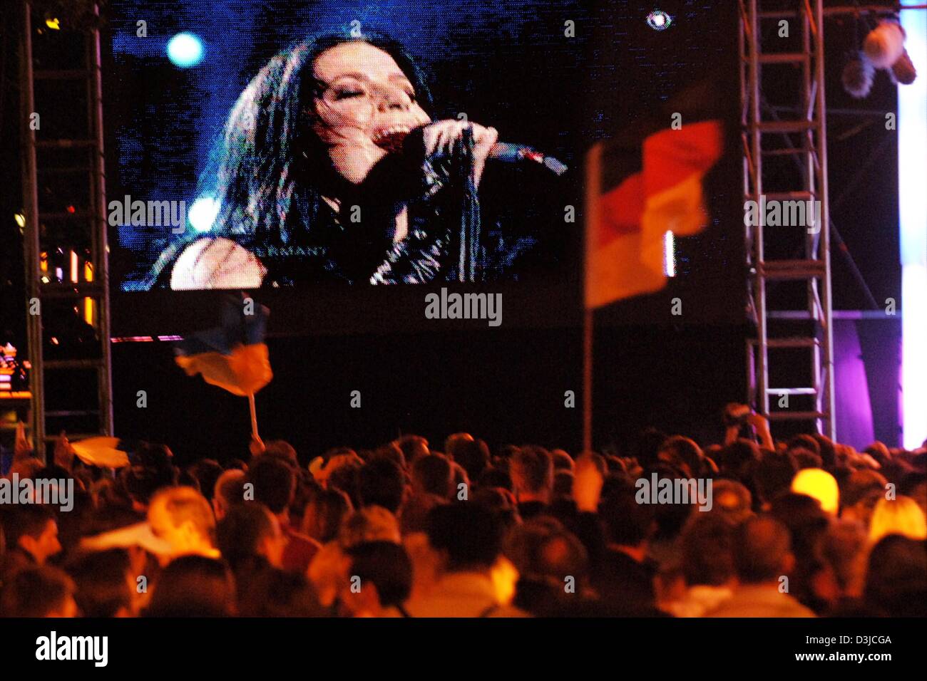 (dpa) Fans of German singer Gracia watch the Eurovision Song Contest