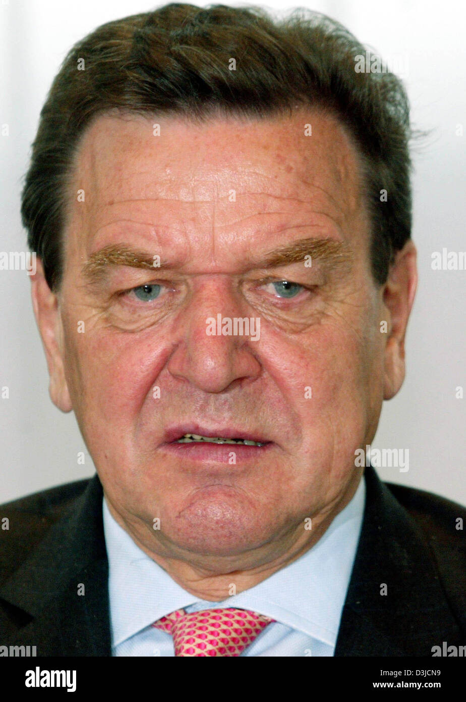(dpa) - German Chancellor Gerhard Schroeder pictured at the start of ...