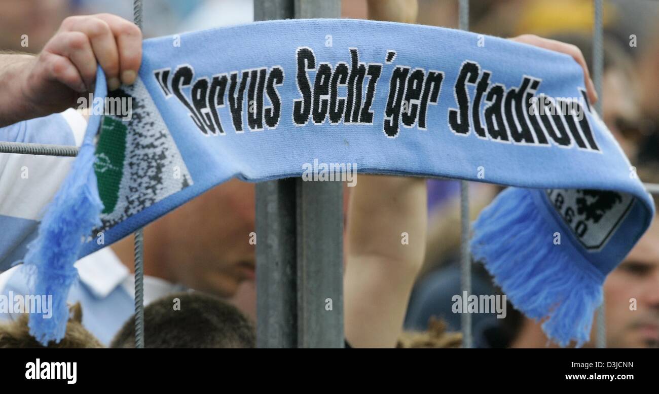 (dpa) - A fan of Second Bundesliga soccer club TSV 1860 Munich holds a scarf reading 'Servus Sechz'ger Stadion' (goodbye to the 60's stadium) during the match between Munich and LR Ahlen in Gruenwalder stadium in Munich, Germany, 22 May 2005. Stock Photo