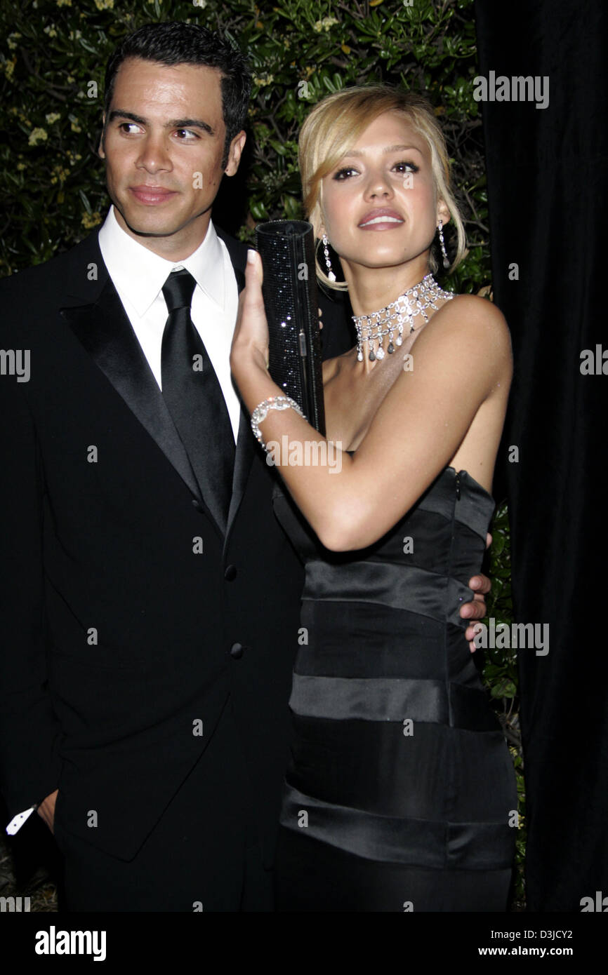 (dpa) - US actress Jessica Alba and her boyfriend Cash Warren, personal