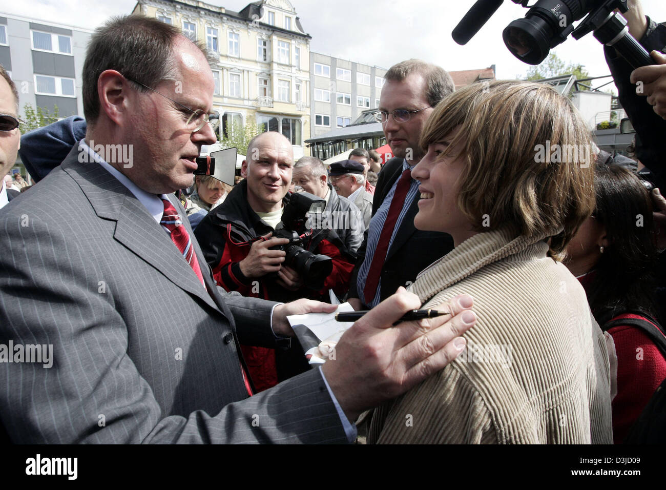 (dpa) - Peer Steinbrueck (SPD), Premier of the state of North Rhine Westphalia, speaks to local residents during his election campaign in the town of Herford, Germany, 12 May 2005. The election for the state parliament of North Rhine Westphalia takes place on Sunday, 22 May 2005. Stock Photo