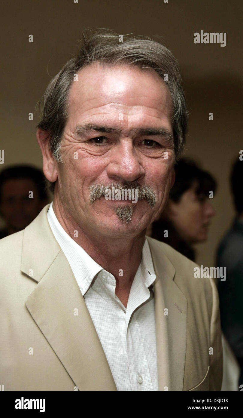 (dpa) - US film director and actor Tommy Lee Jones during a photo call for his new film 'The three burials of Melquiades Estrada' by US actor and director Tommy Lee Jones at the 58th International Film Festival in Cannes, France, 20 May 2005. His film runs in this year's competition. Stock Photo
