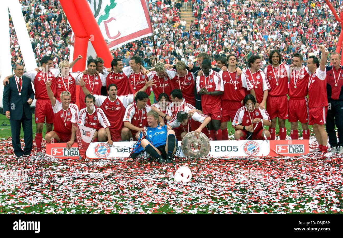 (dpa) - The players and coaches of FC Bayern Munich celebrate the German Bundesliga Championship 2005 after the Bundesliga match against 1. FC Nuremberg at the Olympic stadium in Munich,  Germany, 14 May 2005. Stock Photo