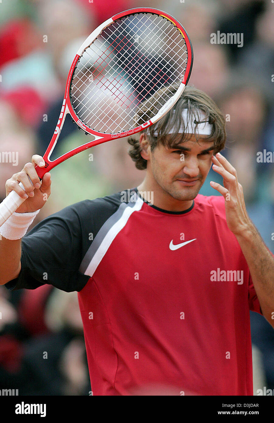 (dpa) - Swiss tennis pro Roger Federer thanks the spectators for their support after his match against Spanish Tommy Robredo at the ATP Tennis Masters Tournament in Hamburg, Germany, 12 May 2005. Federer won the match 6-2 and 6-3. Stock Photo