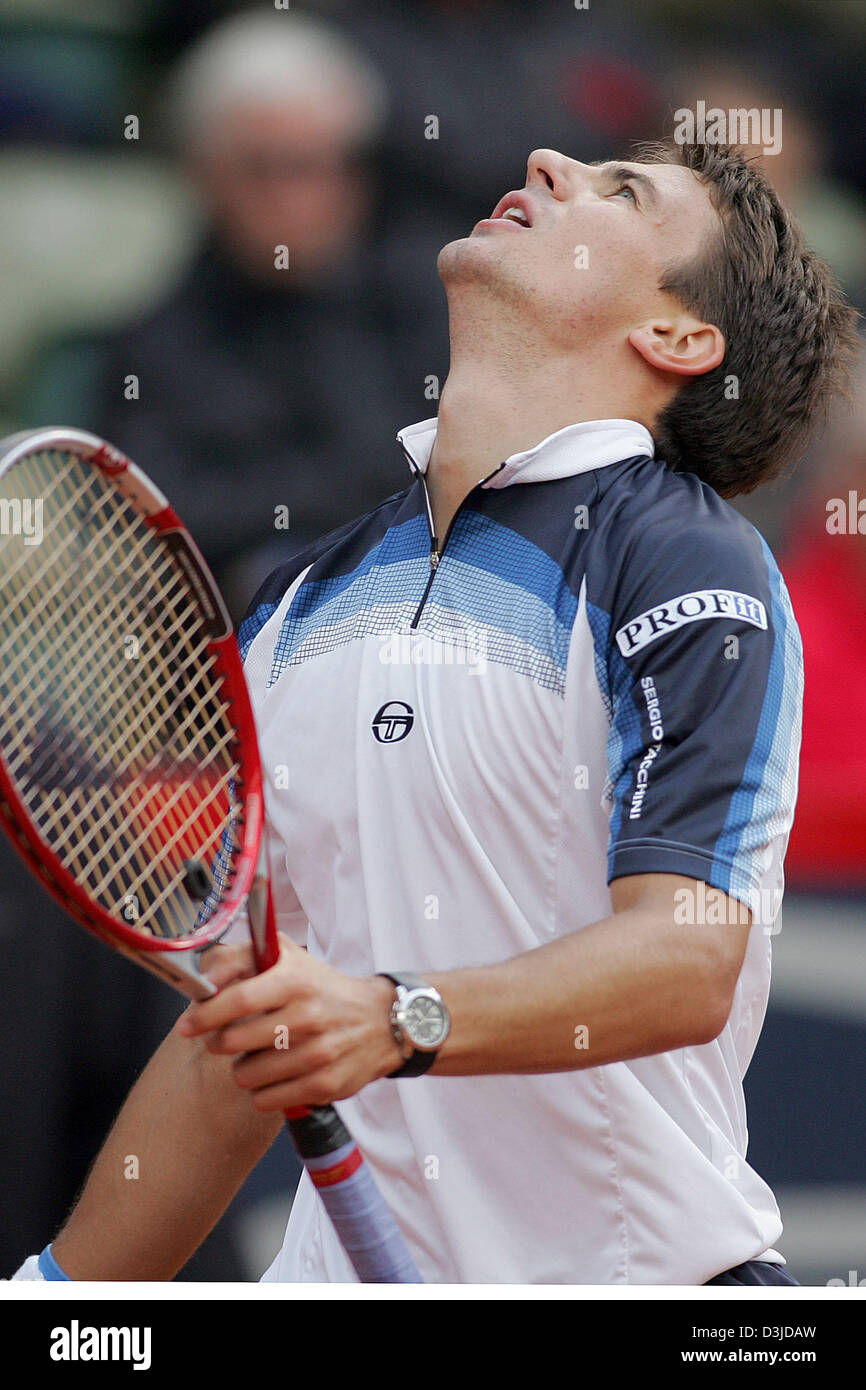 (dpa) - Spanish tennis pro Tommy Robredo is frustrated during his match against Swiss Roger Federer at the ATP Tennis Masters Tournament in Hamburg, Germany, 12 May 2005. Federer won the match 6-2 and 6-3. Stock Photo