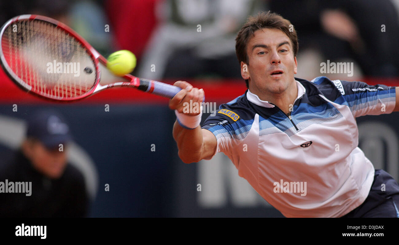 (dpa) - Spanish tennis pro Tommy Robredo returns the ball during his match against Swiss Roger Federer at the ATP Tennis Masters Tournament in Hamburg, Germany, 12 May 2005. Federer won the match 6-2 and 6-3. Stock Photo