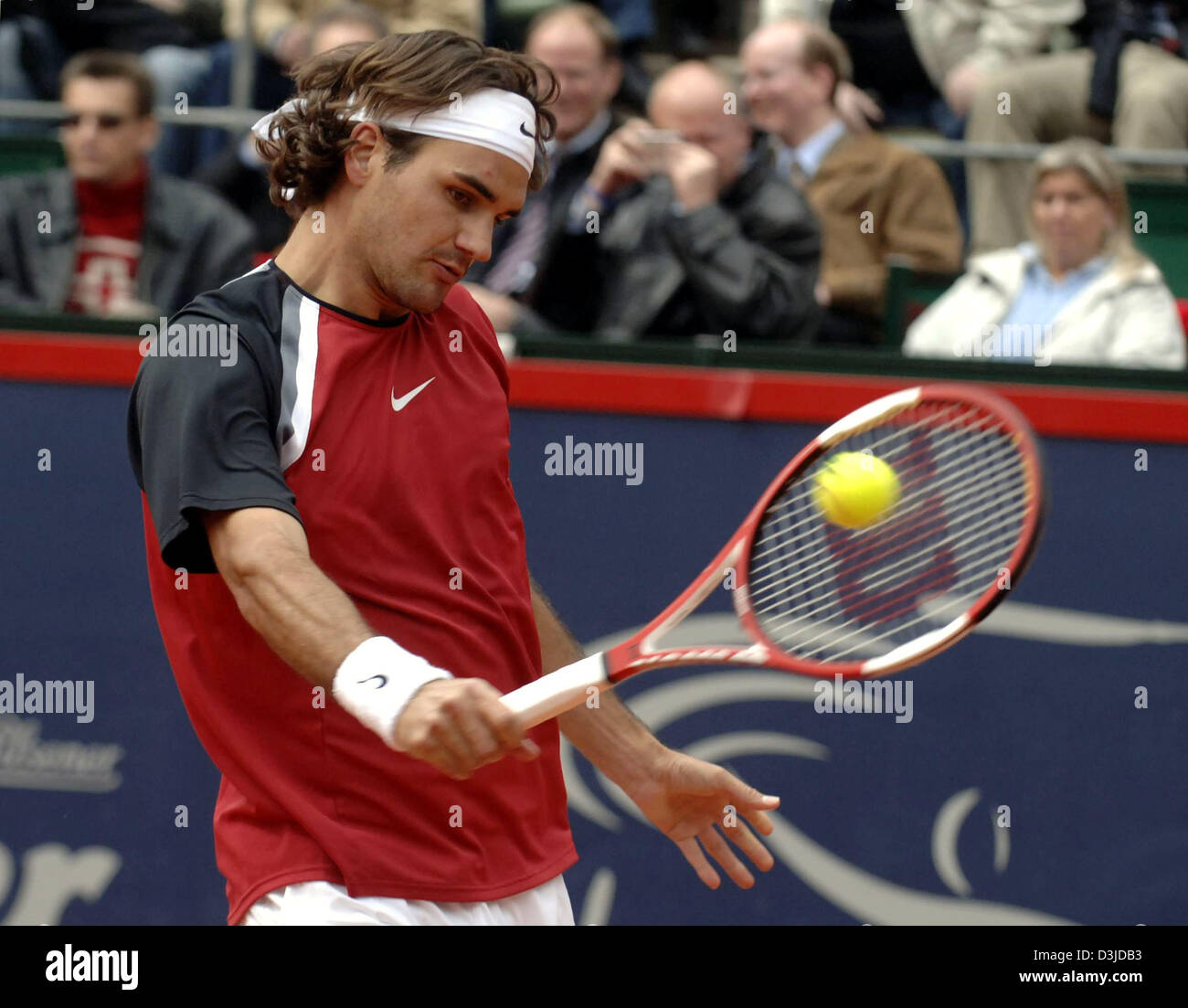 (dpa) - Swiss tennis pro Roger Federer returns the ball during his match against Spanish Tommy Robredo at the ATP Tennis Masters Tournament in Hamburg, Germany, 12 May 2005. Federer won the match 6-2 and 6-3. Stock Photo