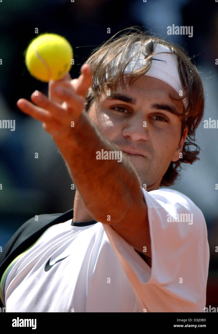 (dpa) - Swiss tennis pro Roger Federer serves the ball during his semi-final match against Russian Nikolaj Davidenko at the ATP Tennis Master Tournament in Hamburg, Germany, 14 May 2005. Federer won the match 6-3 and 6-4. Stock Photo
