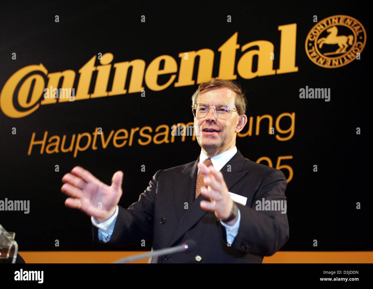 (dpa) - Continental AG CEO Manfred Wennemer stands  on the podium speaking before the company's general meeting in Hanover, Germany, 12 May 2005. Stock Photo