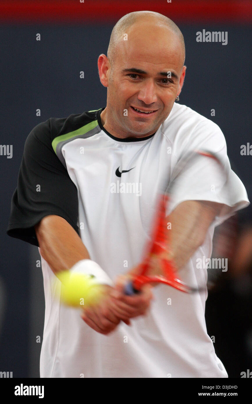 (dpa) - US American tennis pro Andre Agassi plays a backhand during his first round match against Spanish Feliciano Lopez at the ATP Masters in Hamburg, Germany, 10 May 2005. Agassi lost against the unseeded Spaniard 6-2, 7-6 (7-5). Stock Photo