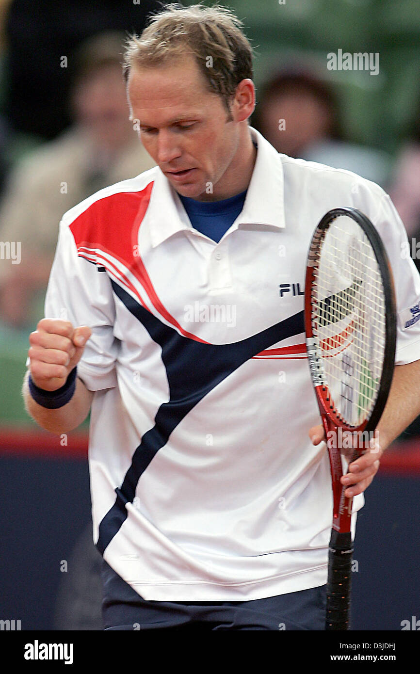 (dpa) - German tennis pro Rainer Schuettler strikes a pose during his match against Italian Andrea Seppi at the ATP Masters in Hamburg, Germany, 10 May 2005.  Schuettler fought 2:48 hours but lost in the end 5-7, 7-6 (7-5) and 4-6 against Seppi. Stock Photo