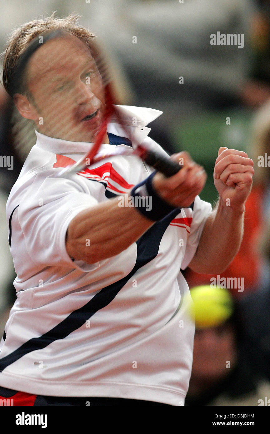 (dpa) - German tennis pro Rainer Schuettler returns the ball during his first round match against Italian Andrea Seppi at the ATP Masters in Hamburg, Germany, 10 May 2005. Schuettler fought 2:48 hours but lost in the end 5-7, 7-6 (7-5) and 4-6 against Seppi. Stock Photo