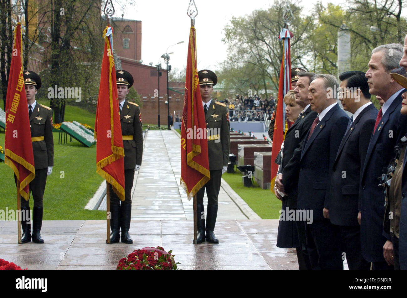 (dpa) - (from L) Doris Schroeder-Koepf, her husband German Chancellor Gerhard Schroeder, Kazakhstan's President Nursultan Nazarbayev, Chinese President Hu Jintao and US President George W Bush stand next to each other for a minute's silence at the 'tomb of the unknown soldier' during the commemoration ceremony for the 60th anniversary of the end of the Second World War in Moscow, R Stock Photo