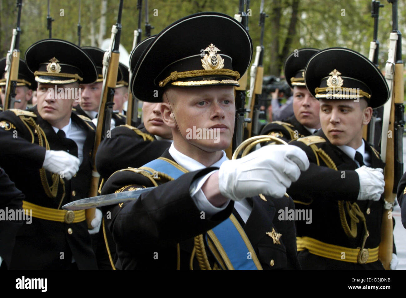 (dpa) Russian troops, dressed in their dress uniform, march past