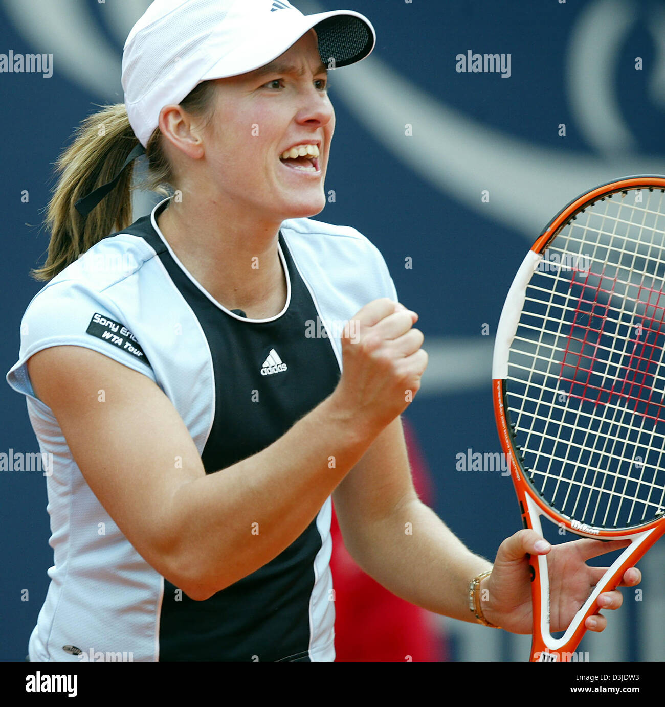 dpa) - Belgian tennis player Justine Henin-Hardennecheers in the match  against Czech tennis player Kveta Peschke during the Qatar Total German  Open tennis tournament in Berlin, 05 May 2005. Henin-Hardenne won the