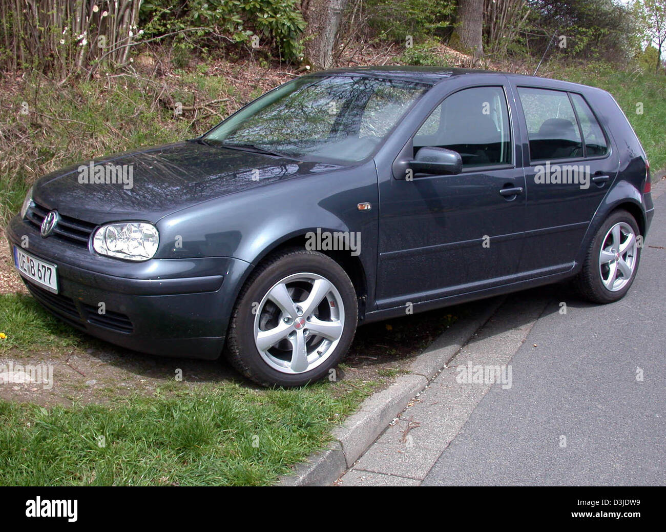 dpa) - The picture shows a VW Golf, which was previoulsy owned by the new  Pope Benedict XVI in Duesseldorf, Germany, 28 April 2005. According to  first allegations, the six-year old Volkswagen (