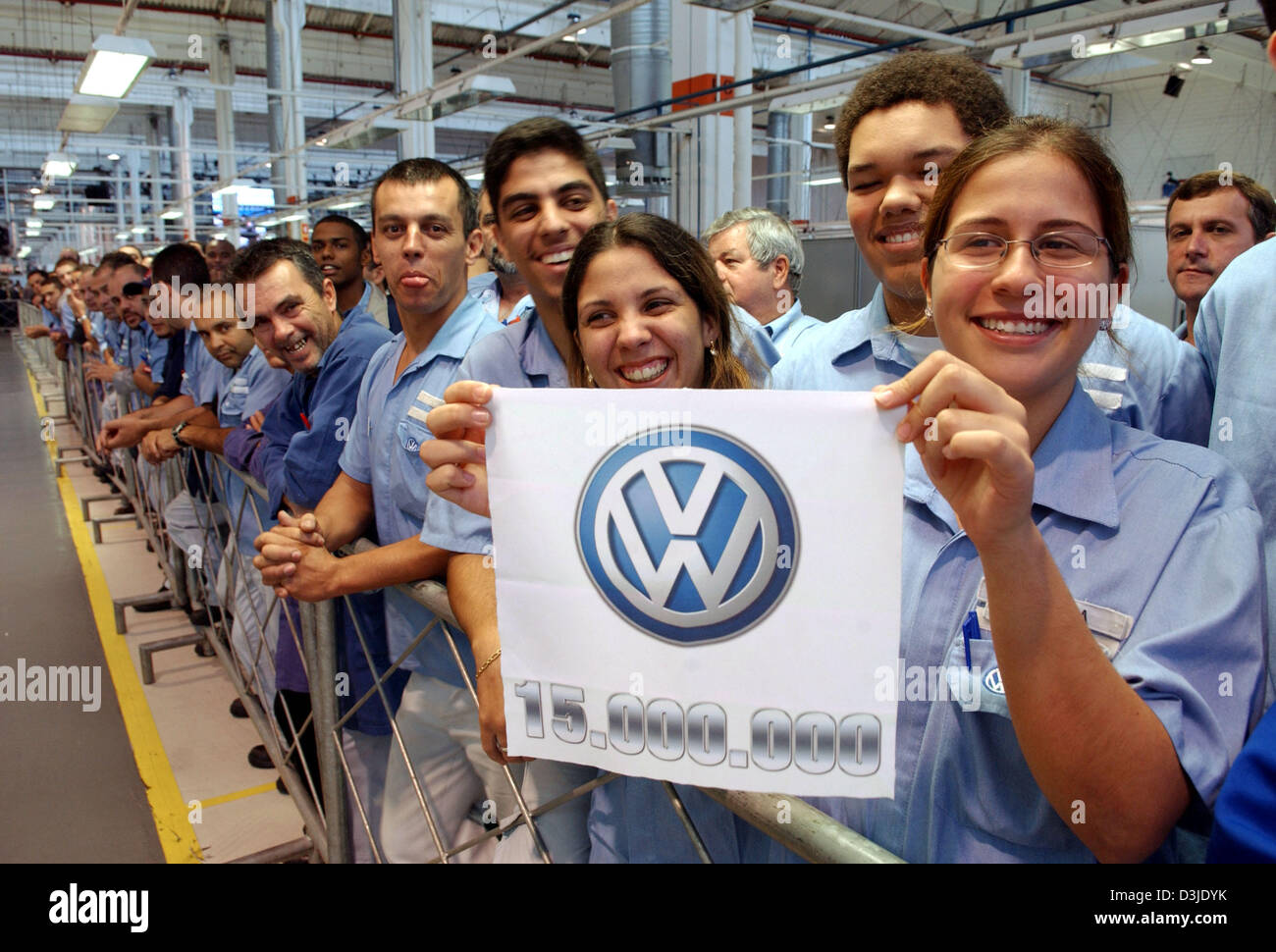 (dpa) - Employees of Volkswagen do Brasil smile and present a VW-logo during a celebration festivity of VW do Brasil at the factory site in Anchieta close to Sao Paulo, Brazil, 3 May 2005. VW celebrates the production of more than 15 million vehicles in over 50 years in Brazil. Stock Photo