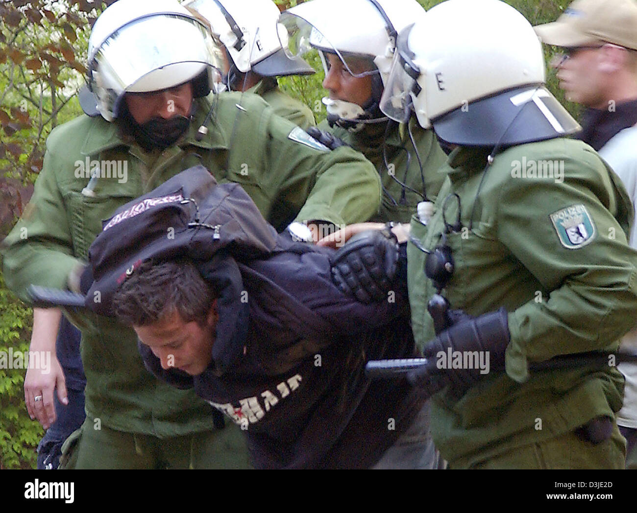 (dpa) - Police arrests a rioter in the streets of Berlin, Germany, 1 April 2005. Several hundred people joined in a rampage that finally led to confrontations with the police. Stock Photo