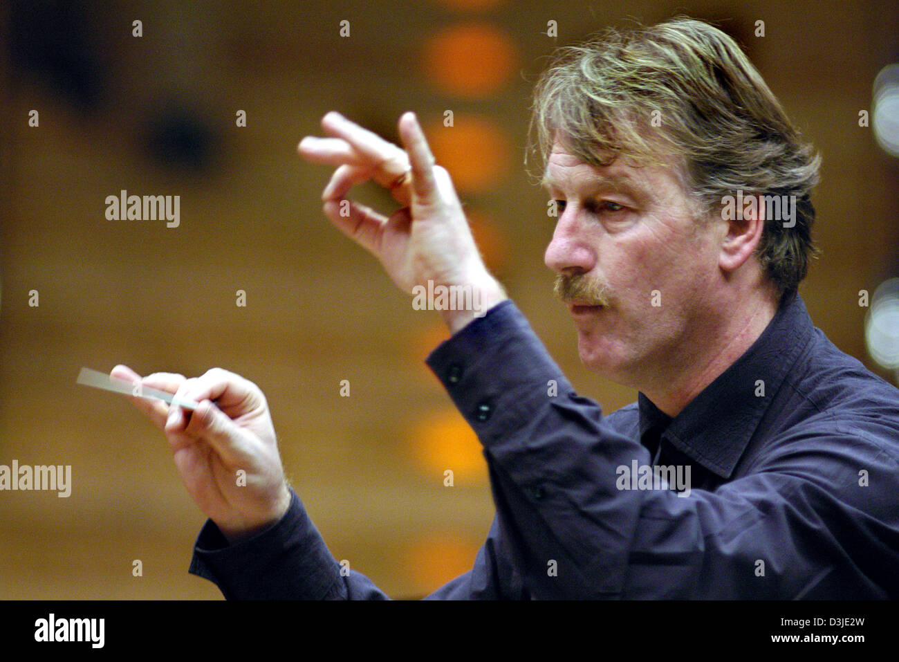 dpa) - Dutch conductor Jac van Steen rehearses as a guest of the  philharmonic orchestra Cologne in Cologne, Germany, 12 January 2005. Since  the season 2002/03 van Steen is the musical director
