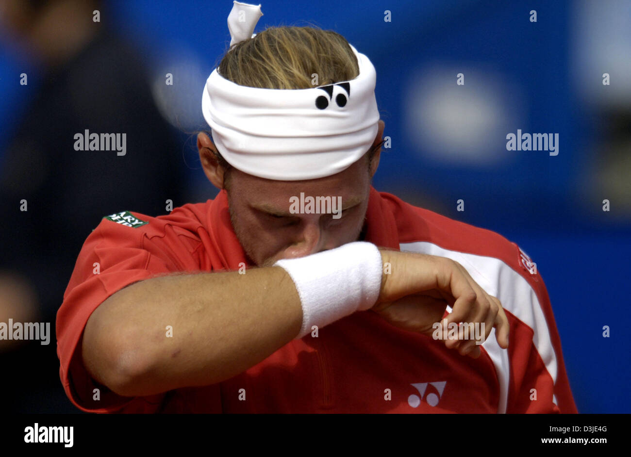 (dpa) - Argentine tennis player David Nalbadian wipes his face during the match against Australian tennis player Peter Luczak in the second round of the ATP tennis tournament at the BMW Open in Munich, Germany, Thursday, 28 April 2005. Stock Photo