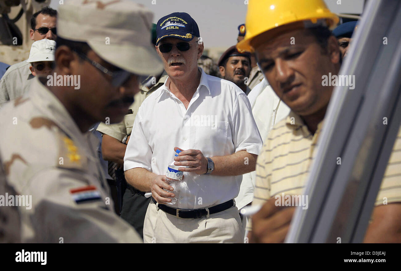 (dpa) - German Defense Minister Peter Struck (C) visits the German soldier training camp Zayed Military City close to Abu Dhabi in the United Arab Emirates, Monday 25 April 2005. German soldiers support Iraqi security personnel to form a sapper battalion. Stock Photo