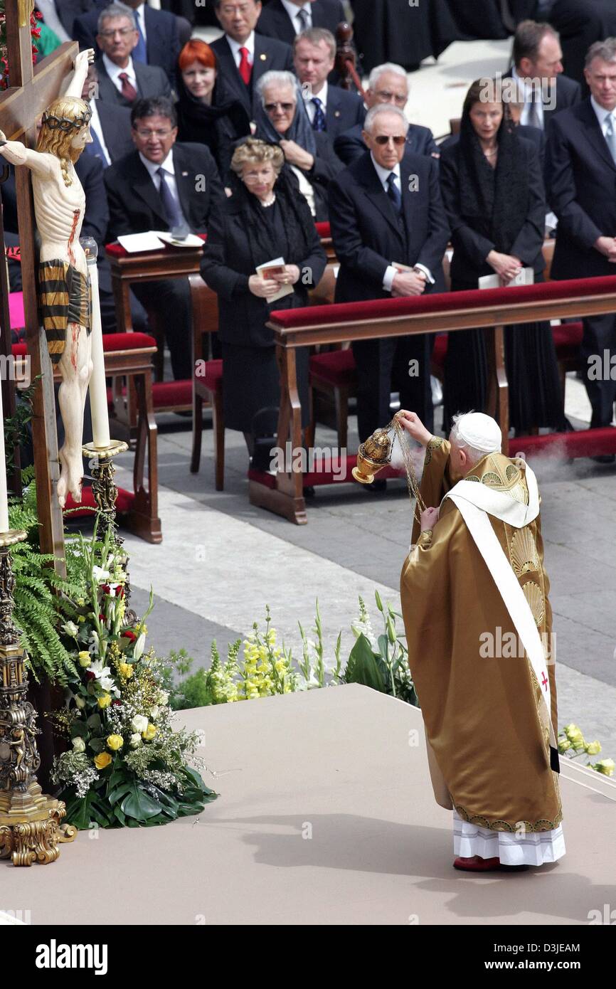 Papal Robe (dpa) - Pope Benedict XVI (R, bottom), dressed in the papal robe ...