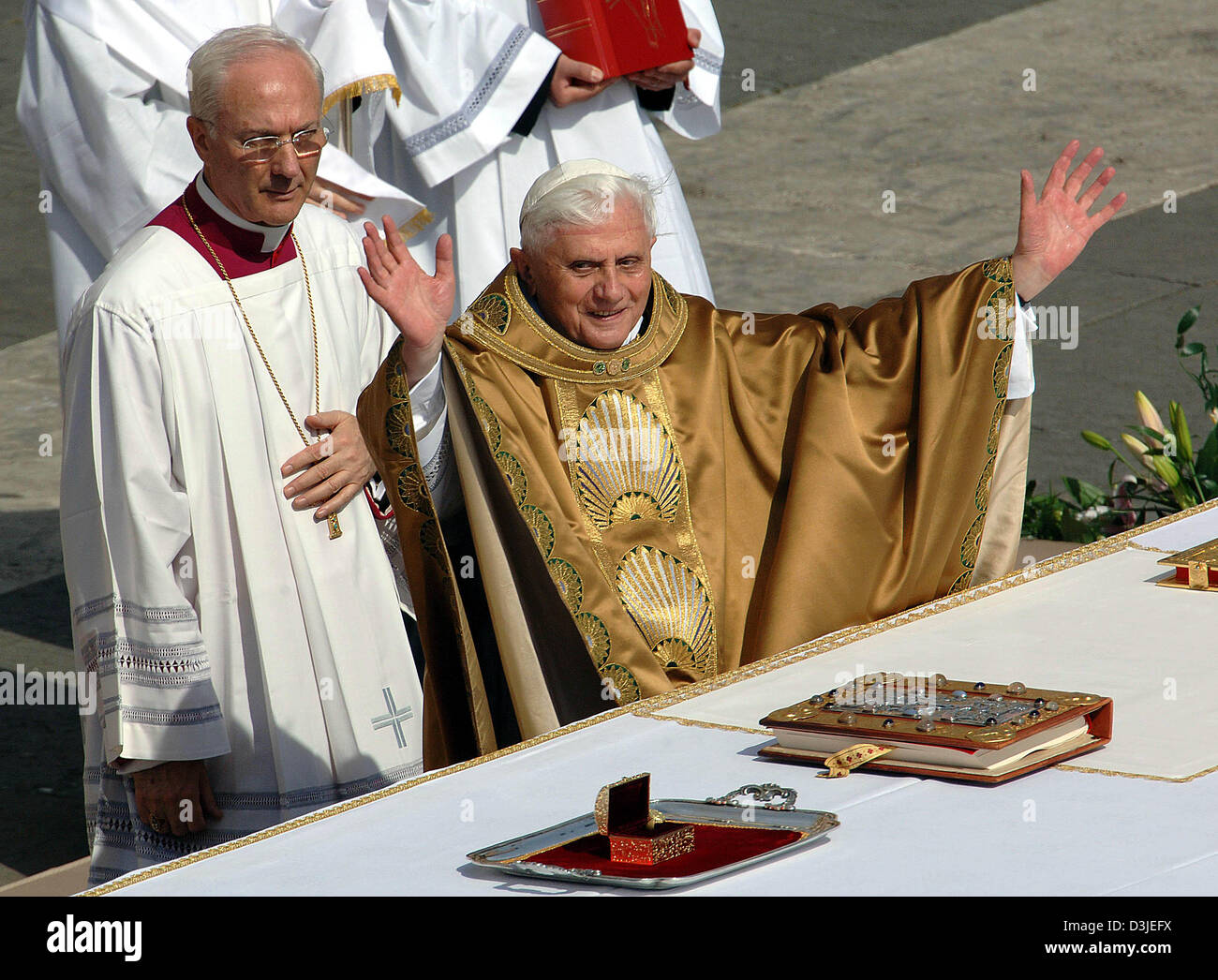 2005 pope benedict xvi hi-res stock photography and images - Alamy