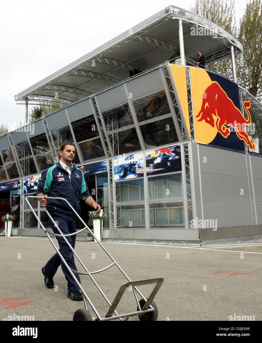 Pounding ovn grøntsager dpa) - A mechanic passes the new hospitality of the Red Bull Racing Team in  the paddock at the formula one racetrack, in Imola, Italy, Thursday 21  April 2005. The building is