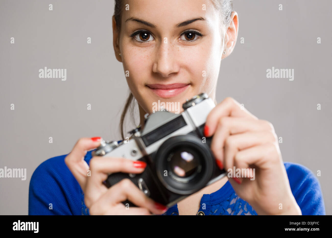 Girl using analog camera hires stock photography and images Alamy