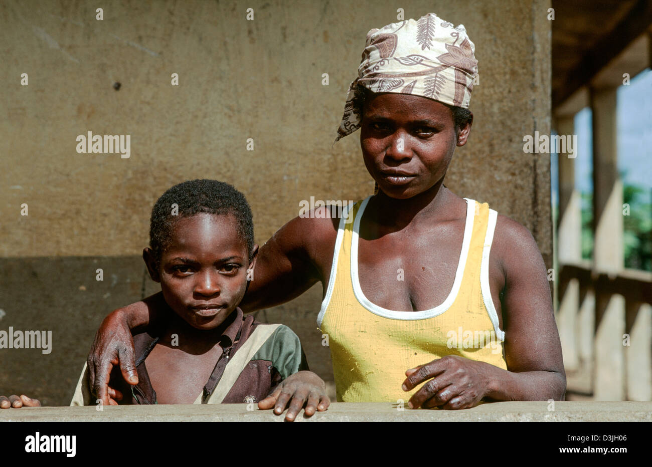 Portrait of a young, poor rural mother and her son. Lugela, Zambezia. Mozambique Stock Photo