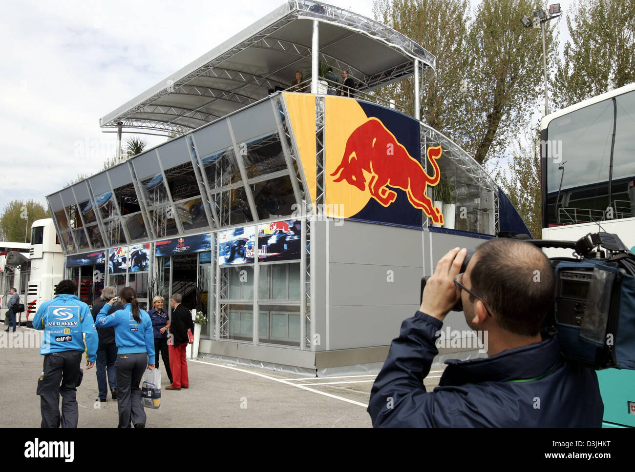 Tag ud Banquet flise dpa) - A cameraman (R) films the new hospitality of the Red Bull Racing  Team in the paddock at the formula one racetrack in Imola, Italy, Thursday  21 April 2005. The building
