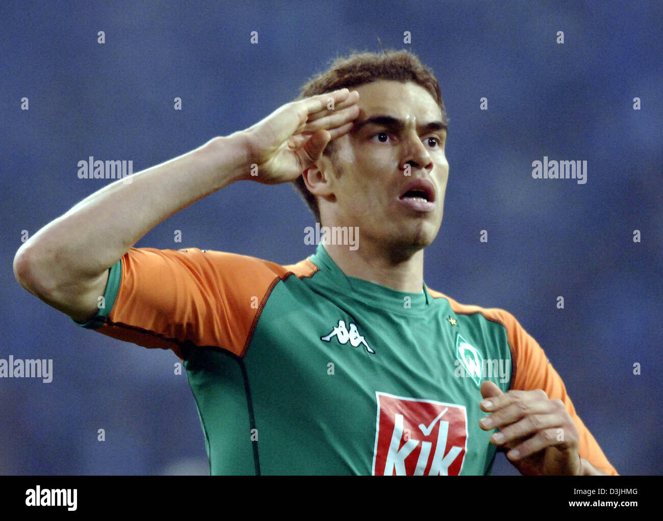 (dpa) - Werder Bremen's defender Valerien Ismael (L) salutes to the fans celebrating his 1-1 goal against FC Schalke 04 during the German domestic DFB cup semi-final match at the Arena Auf Schalke in Gelsenkirchen, Germany, 19 April 2005. Schalke won the match after extratime and penalties 7-6. Stock Photo