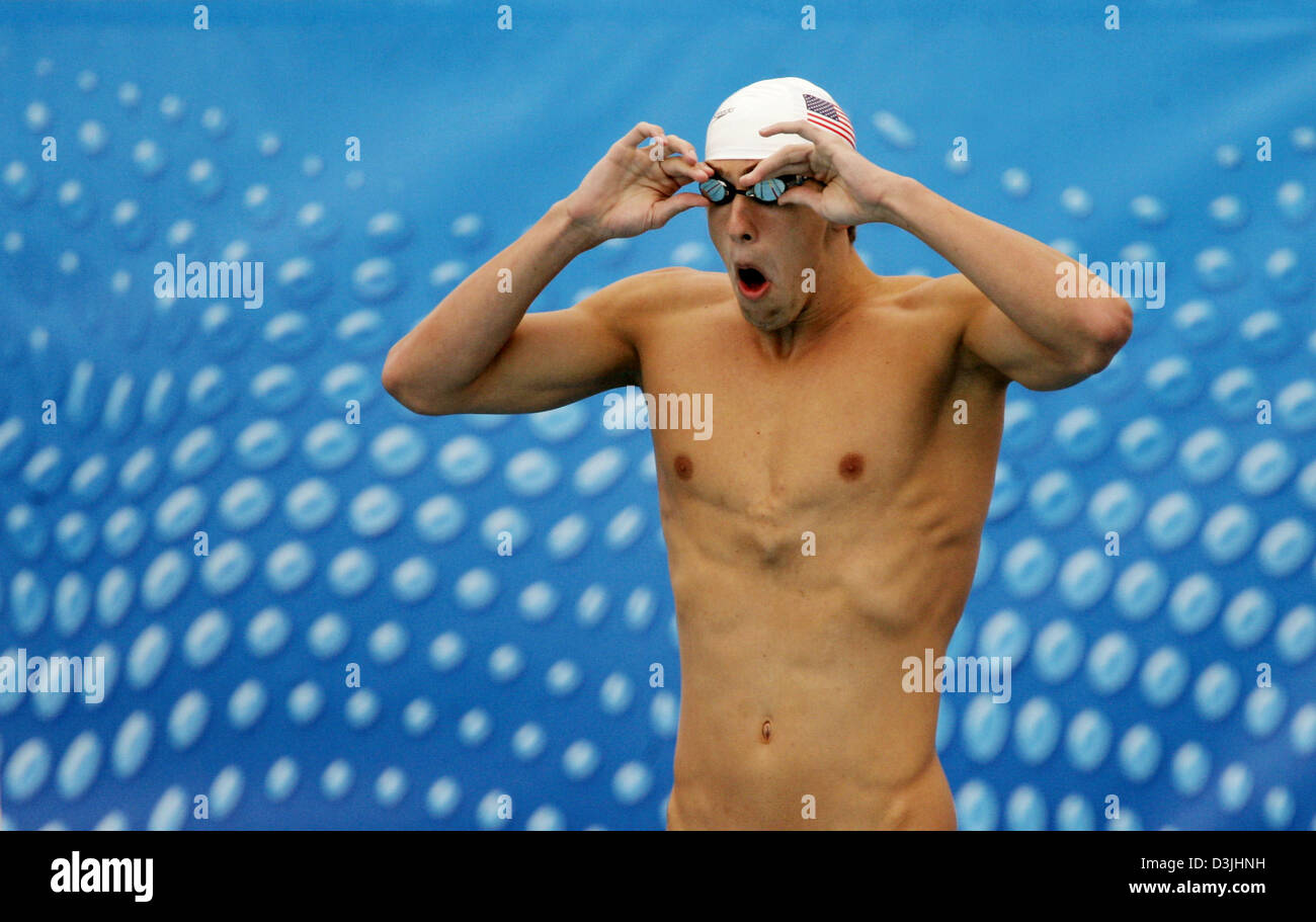 (dpa) - US swimmer Michael Phelps prepares for his heat in the men's 200 metre IM (individual medley) competition at the Swimming World Championships in Montreal, Canada, Wednesday, 27 July 2005. Phelps qualified for the semifinal. Photo: Bernd Thissen. Stock Photo